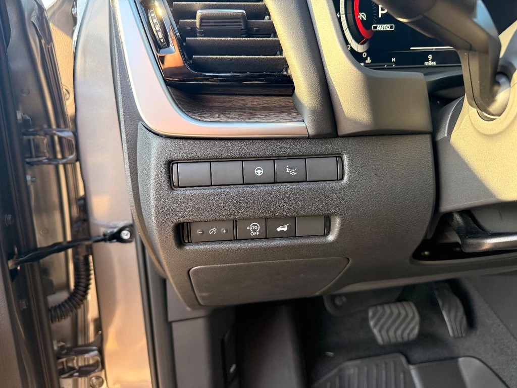 Nissan Rogue Vehicle Full-screen Gallery Image 15