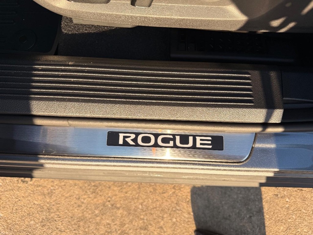 Nissan Rogue Vehicle Full-screen Gallery Image 16