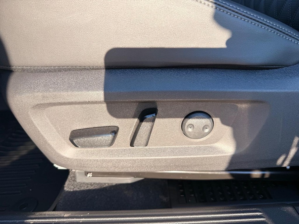 Nissan Rogue Vehicle Full-screen Gallery Image 17