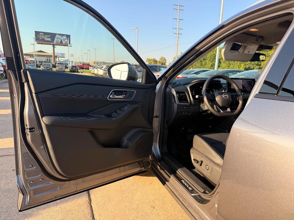 Nissan Rogue Vehicle Full-screen Gallery Image 19