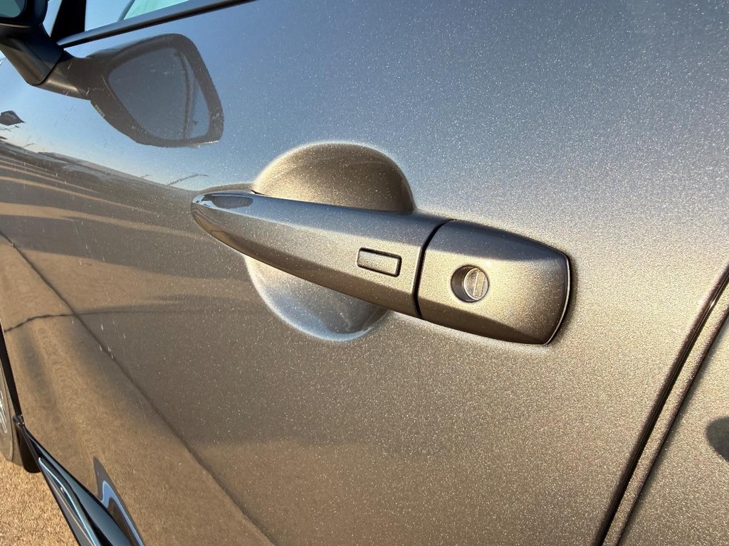 Nissan Rogue Vehicle Full-screen Gallery Image 20