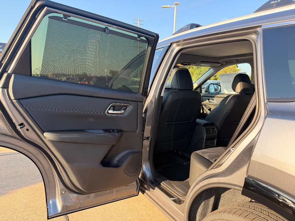 Nissan Rogue Vehicle Full-screen Gallery Image 21