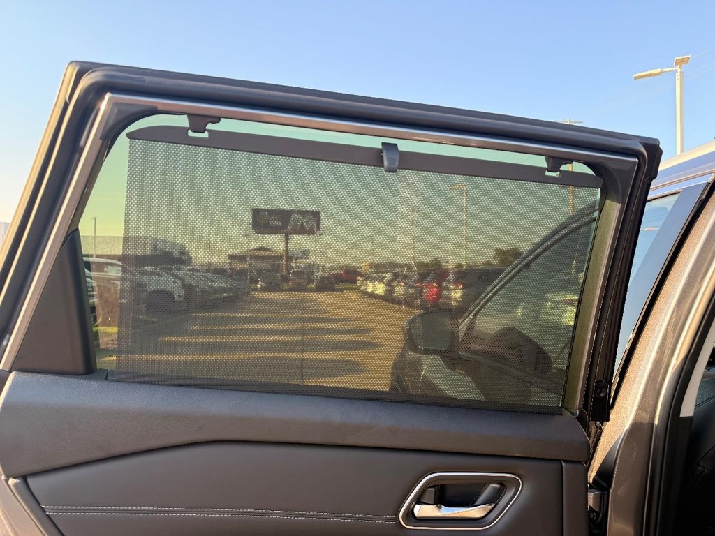 Nissan Rogue Vehicle Full-screen Gallery Image 22