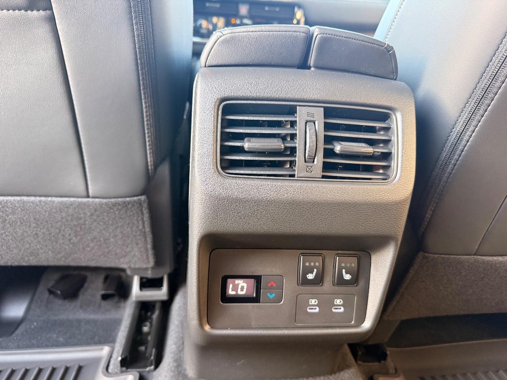 Nissan Rogue Vehicle Full-screen Gallery Image 23