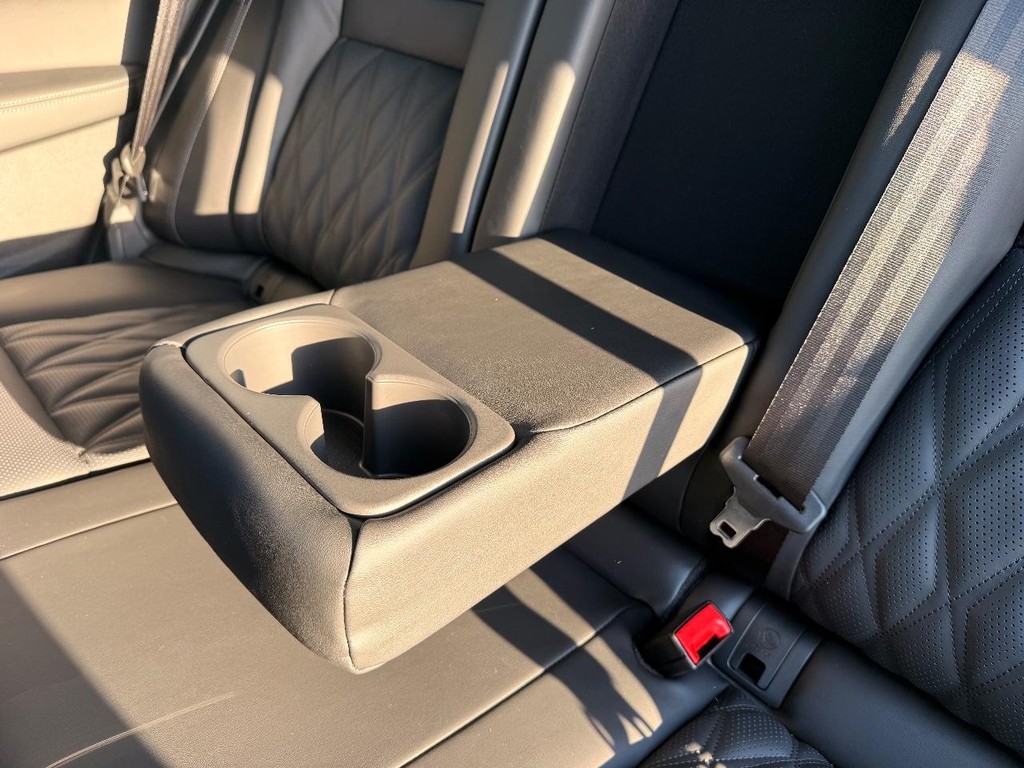 Nissan Rogue Vehicle Full-screen Gallery Image 24