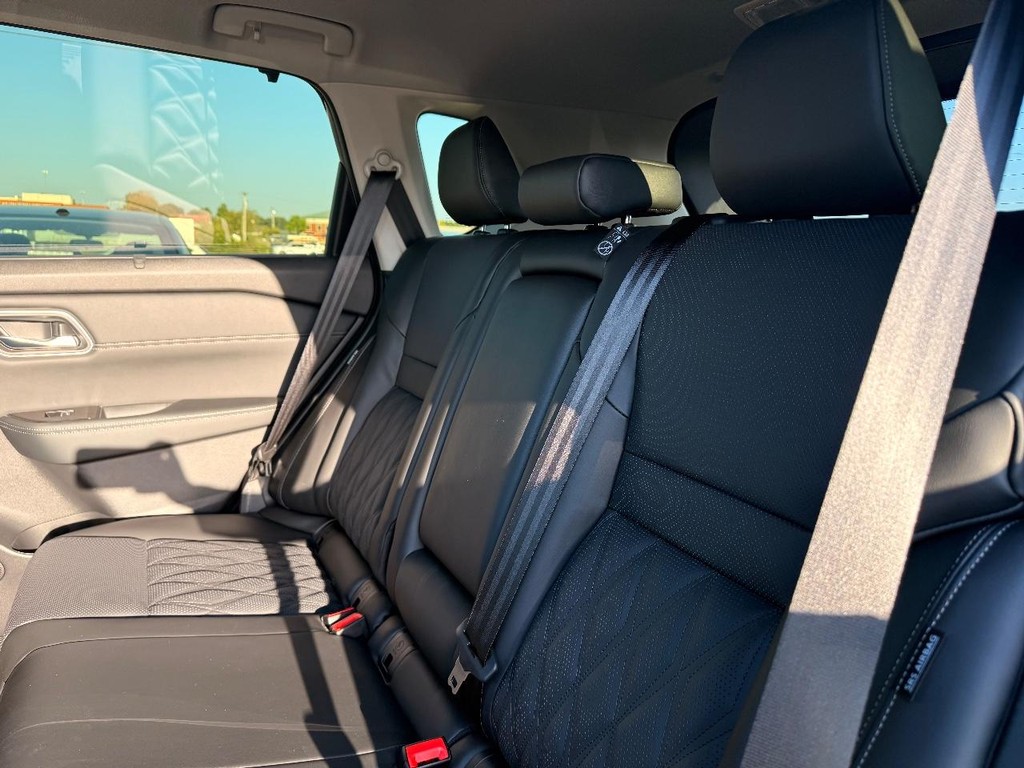 Nissan Rogue Vehicle Full-screen Gallery Image 25