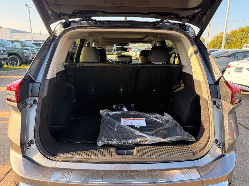 Nissan Rogue Vehicle Full-screen Gallery Image 27