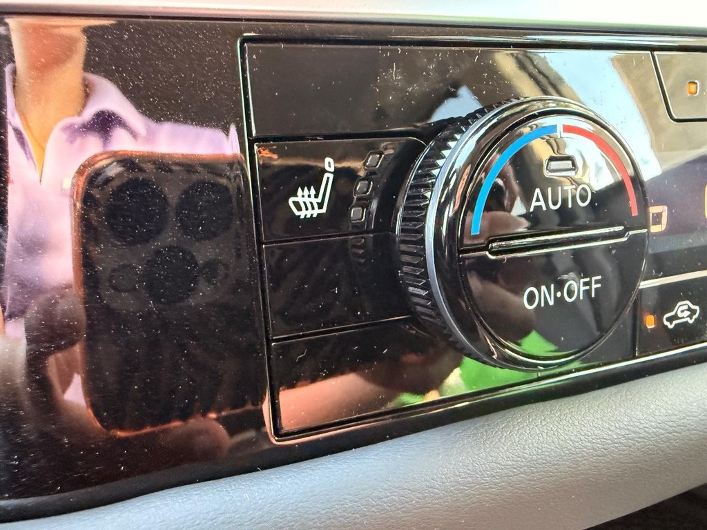 Nissan Pathfinder Vehicle Full-screen Gallery Image 02