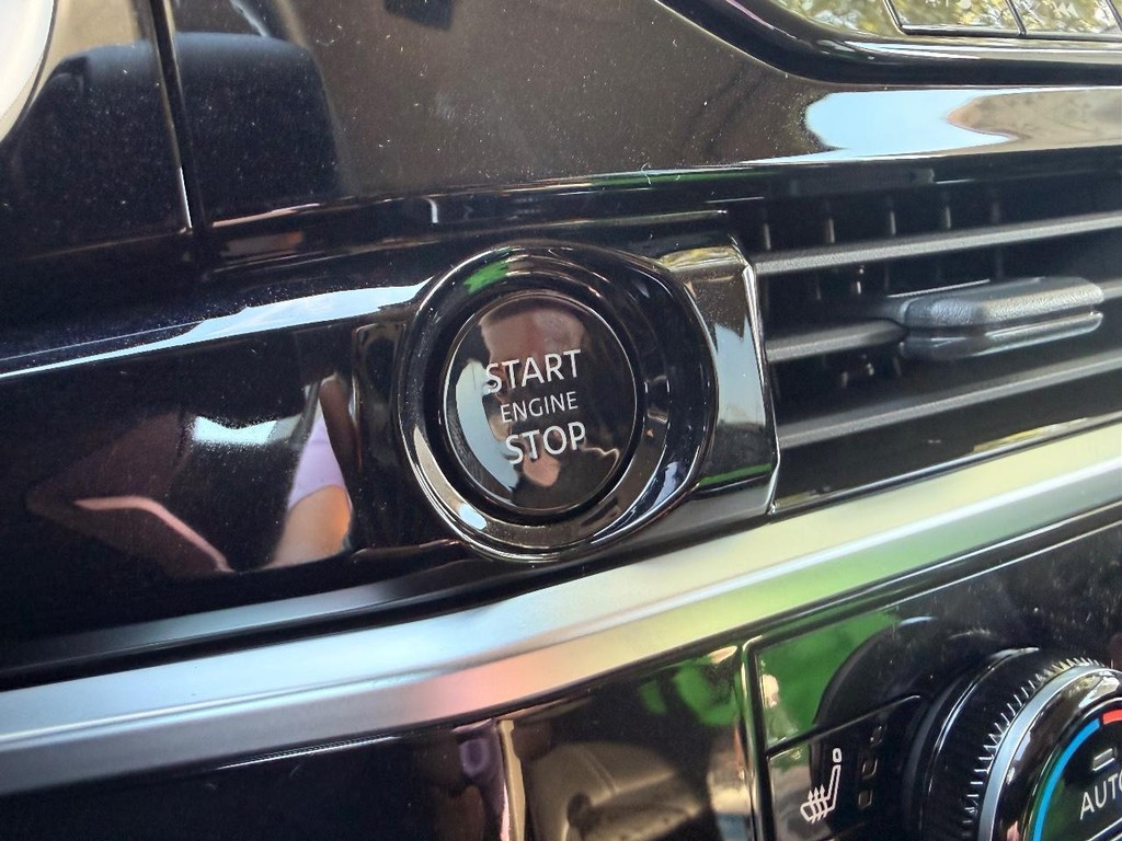 Nissan Pathfinder Vehicle Full-screen Gallery Image 03