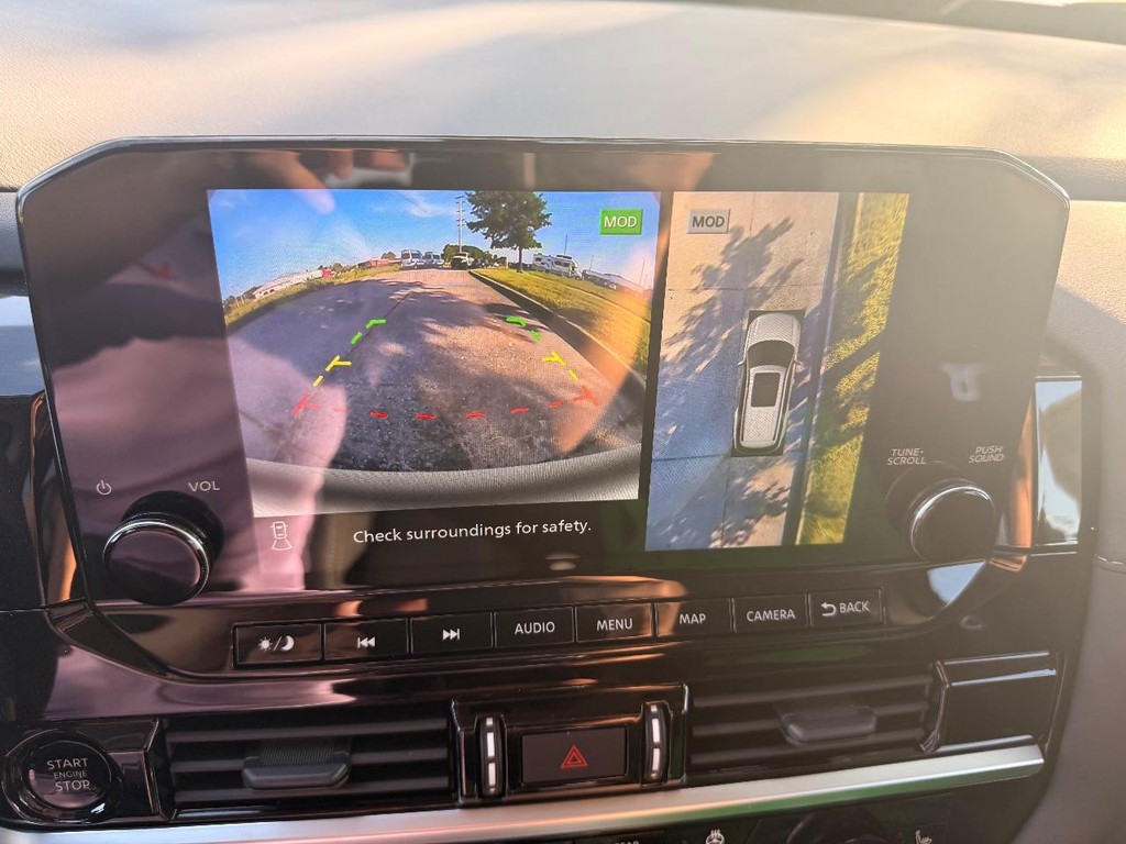 Nissan Pathfinder Vehicle Full-screen Gallery Image 04