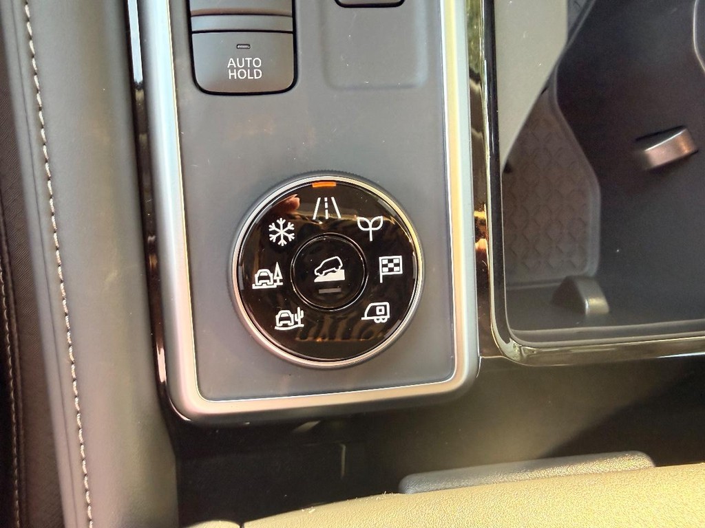 Nissan Pathfinder Vehicle Full-screen Gallery Image 05