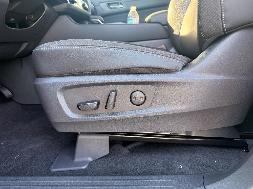 Nissan Pathfinder Vehicle Full-screen Gallery Image 06