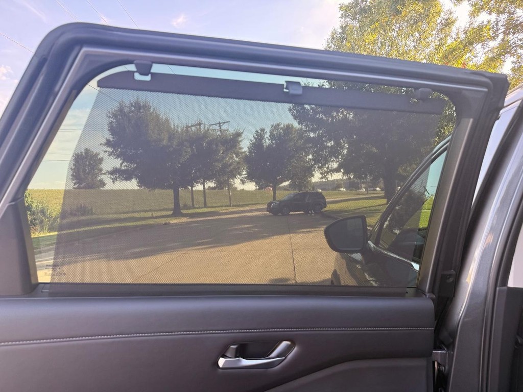 Nissan Pathfinder Vehicle Full-screen Gallery Image 07