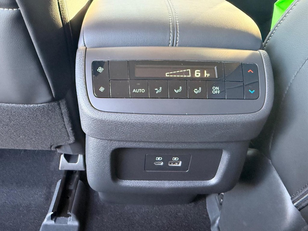 Nissan Pathfinder Vehicle Full-screen Gallery Image 08