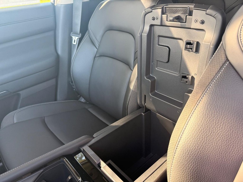 Nissan Pathfinder Vehicle Full-screen Gallery Image 12