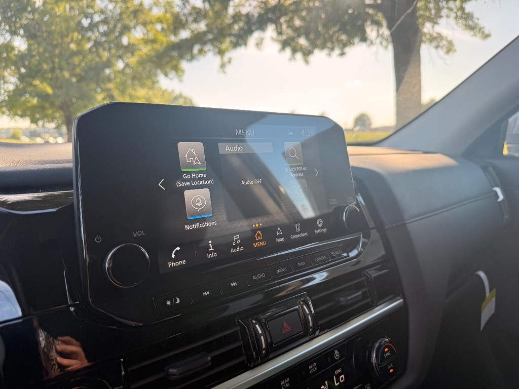 Nissan Pathfinder Vehicle Full-screen Gallery Image 17