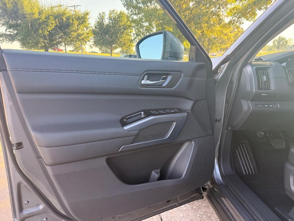 Nissan Pathfinder Vehicle Full-screen Gallery Image 20