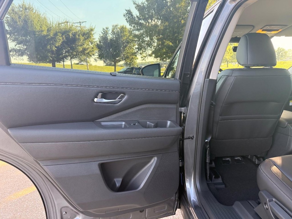 Nissan Pathfinder Vehicle Full-screen Gallery Image 21