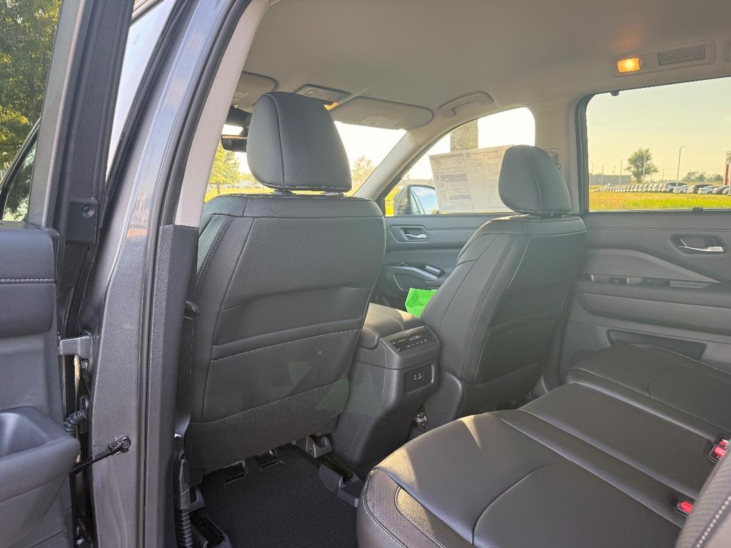 Nissan Pathfinder Vehicle Full-screen Gallery Image 22