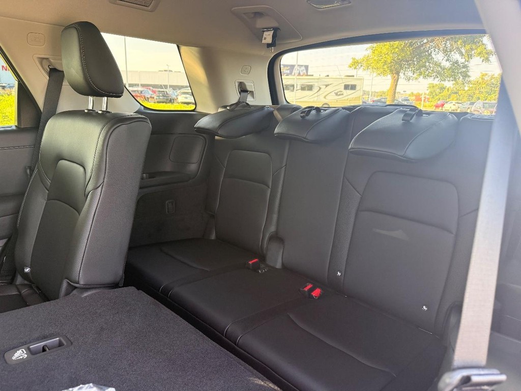 Nissan Pathfinder Vehicle Full-screen Gallery Image 23