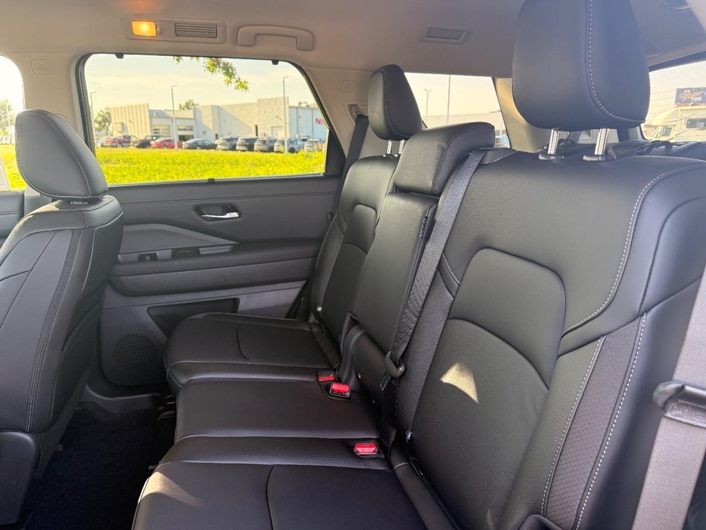 Nissan Pathfinder Vehicle Full-screen Gallery Image 24