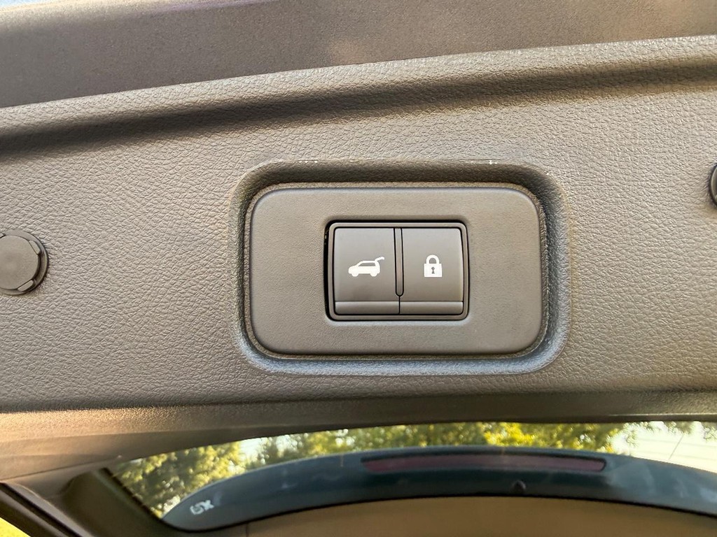 Nissan Pathfinder Vehicle Full-screen Gallery Image 25