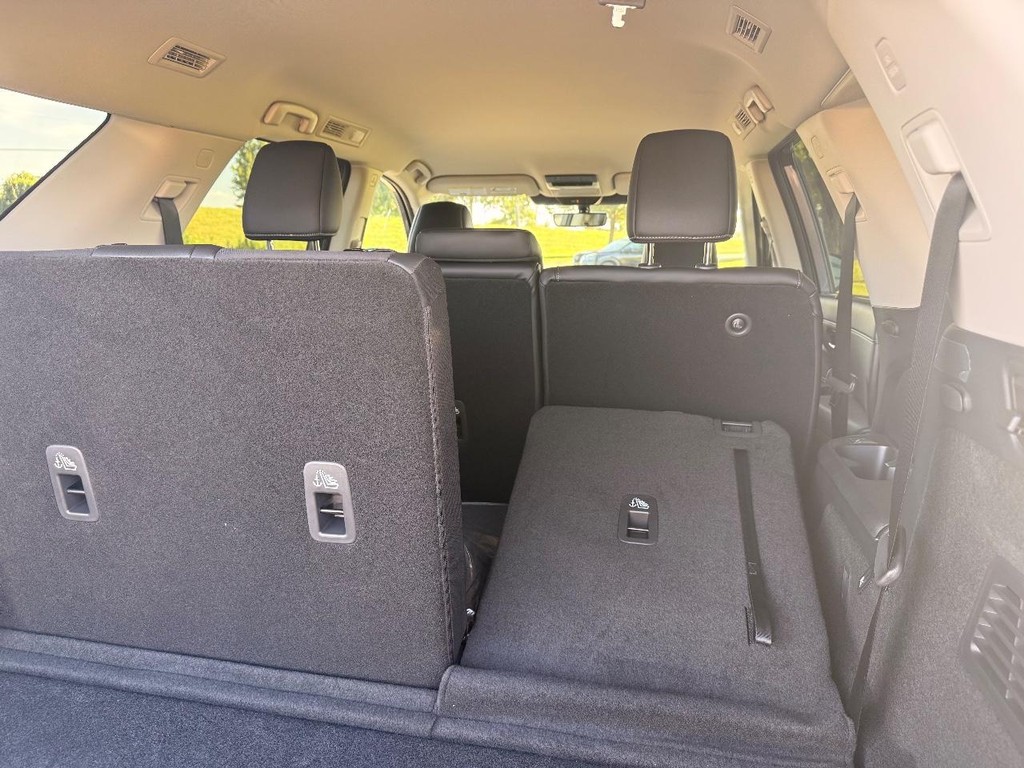 Nissan Pathfinder Vehicle Full-screen Gallery Image 26