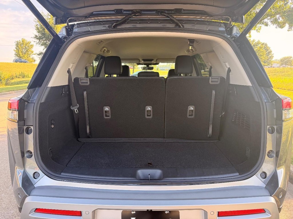 Nissan Pathfinder Vehicle Full-screen Gallery Image 28