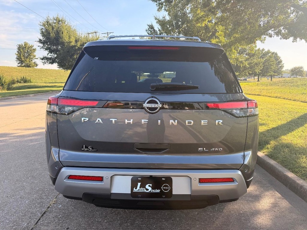 Nissan Pathfinder Vehicle Full-screen Gallery Image 32