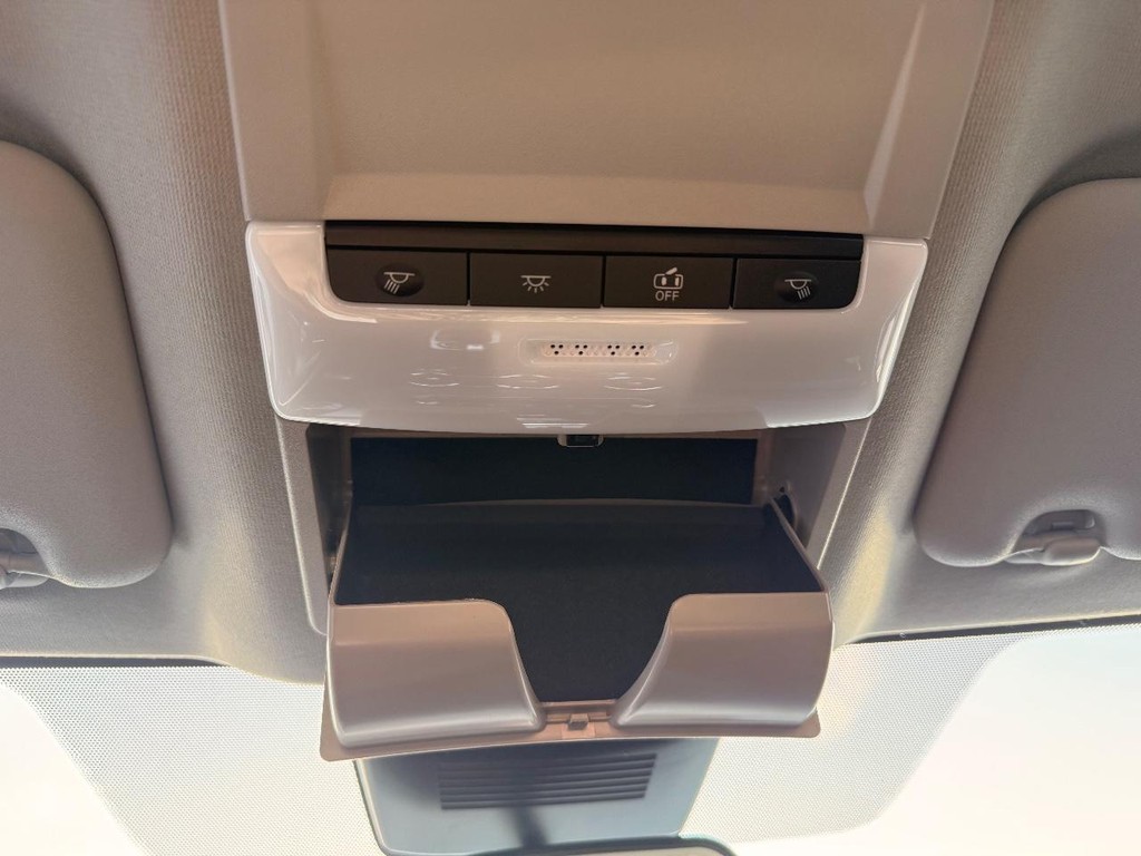 Nissan Sentra Vehicle Full-screen Gallery Image 03