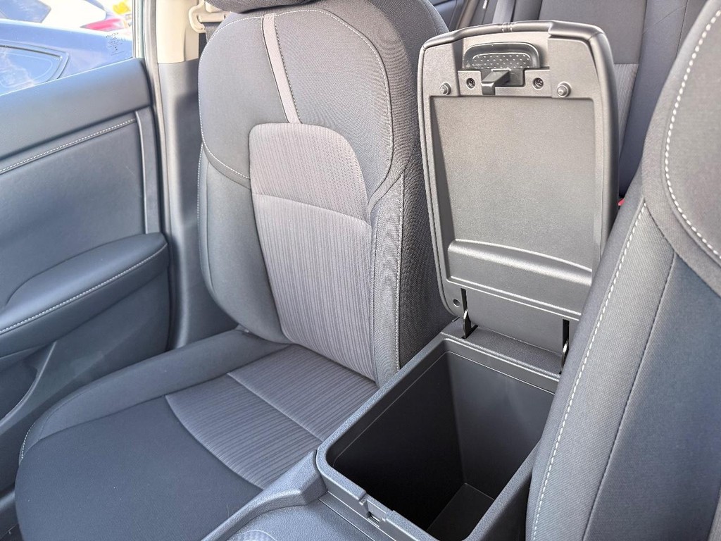 Nissan Sentra Vehicle Full-screen Gallery Image 04