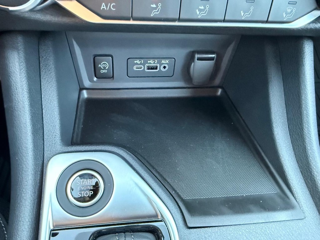 Nissan Sentra Vehicle Full-screen Gallery Image 05