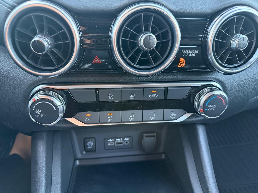 Nissan Sentra Vehicle Full-screen Gallery Image 06