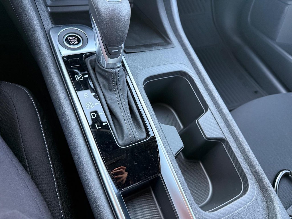 Nissan Sentra Vehicle Full-screen Gallery Image 07