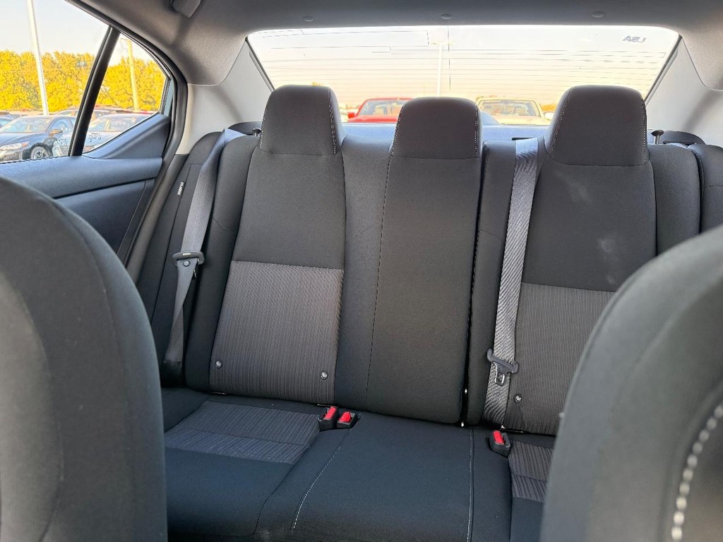 Nissan Sentra Vehicle Full-screen Gallery Image 09