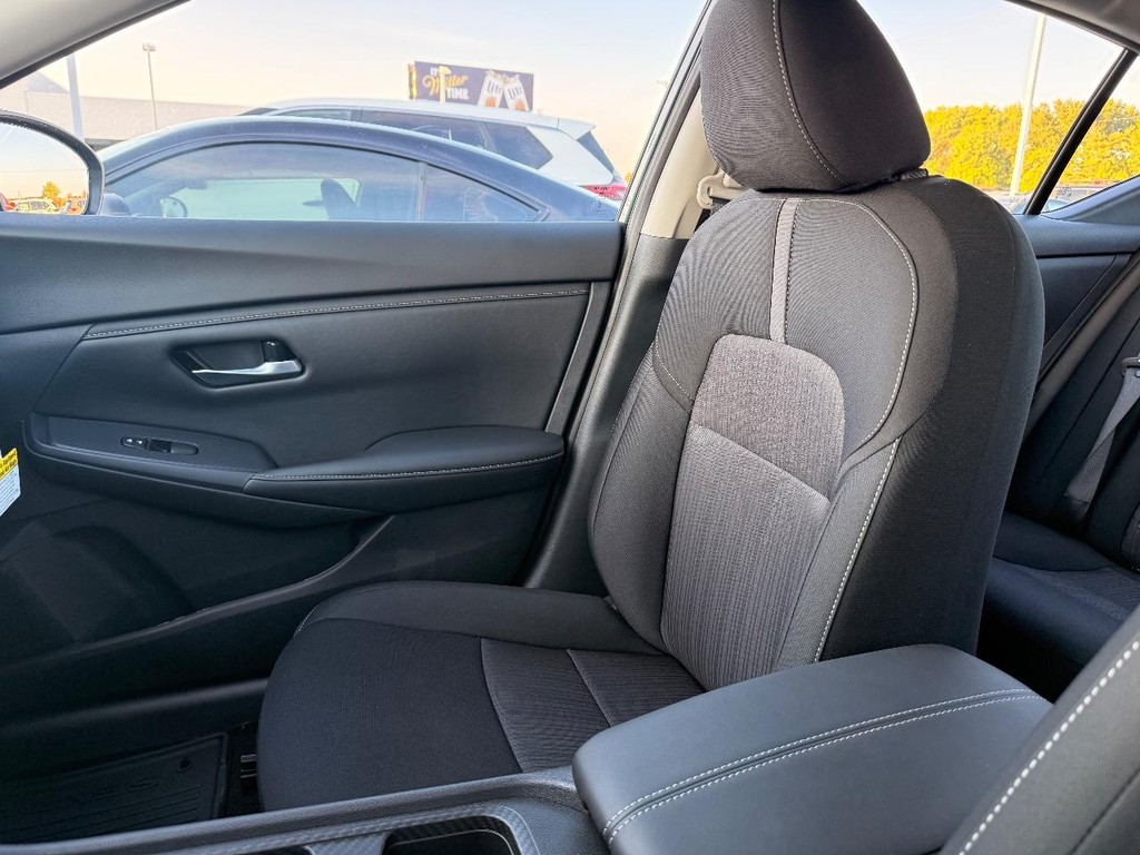 Nissan Sentra Vehicle Full-screen Gallery Image 10