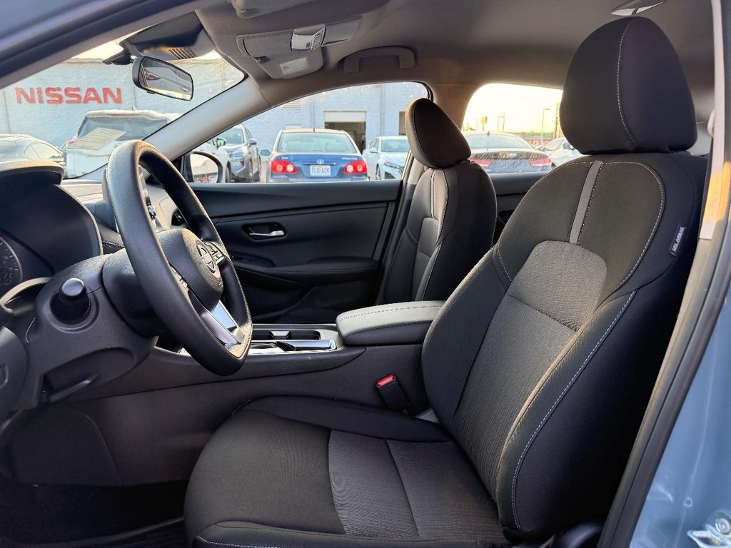 Nissan Sentra Vehicle Full-screen Gallery Image 14