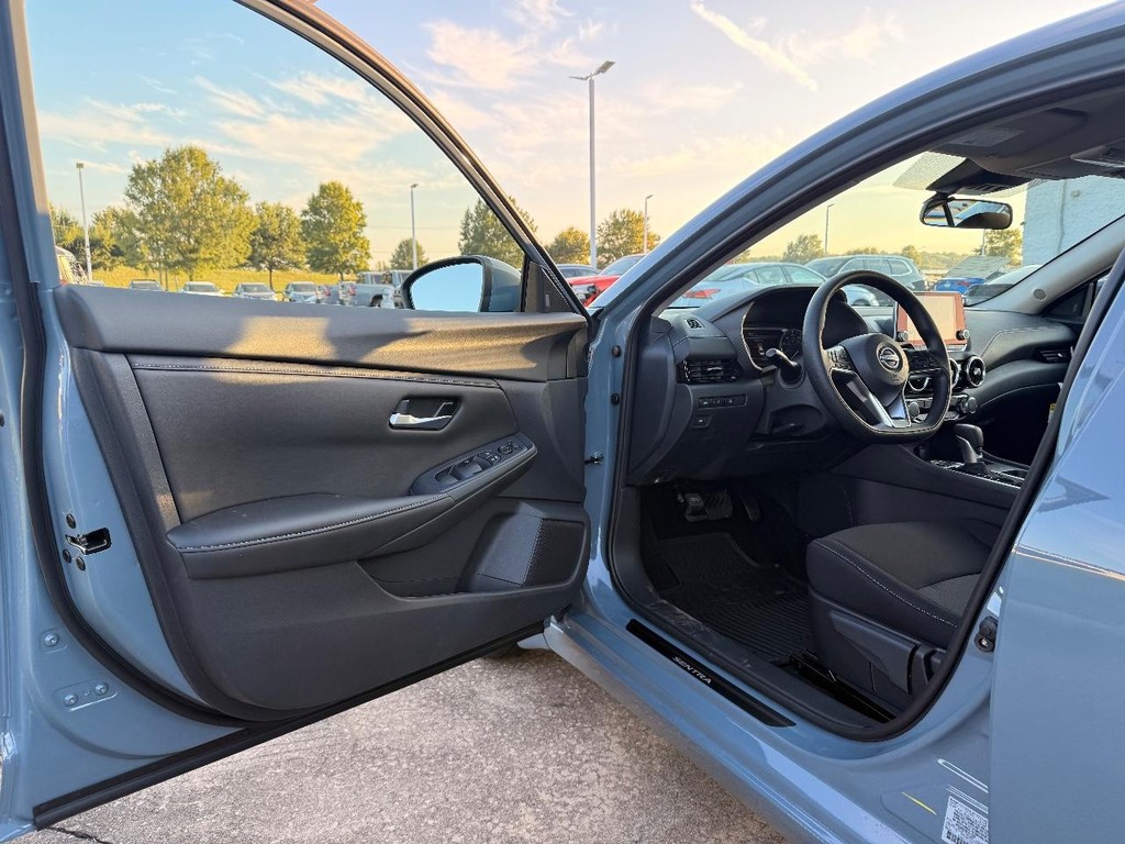 Nissan Sentra Vehicle Full-screen Gallery Image 15