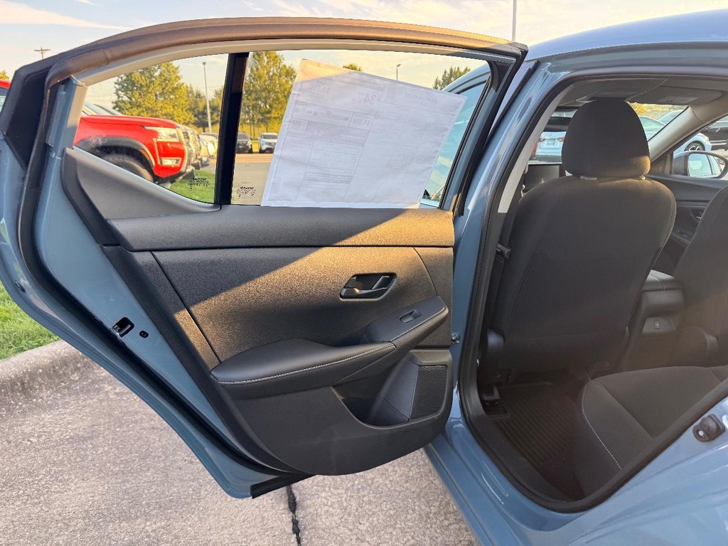 Nissan Sentra Vehicle Full-screen Gallery Image 16