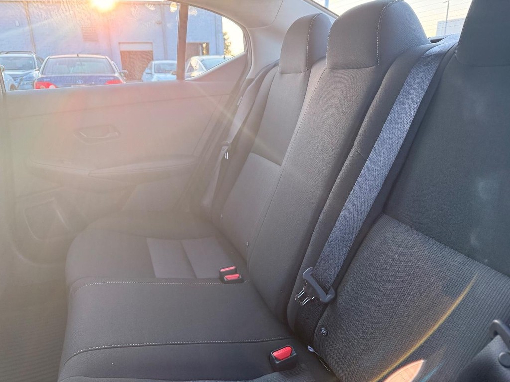 Nissan Sentra Vehicle Full-screen Gallery Image 18