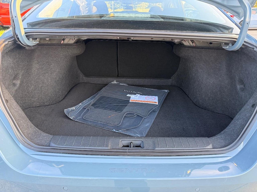 Nissan Sentra Vehicle Full-screen Gallery Image 19