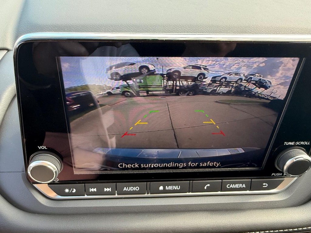 Nissan Rogue Vehicle Full-screen Gallery Image 02