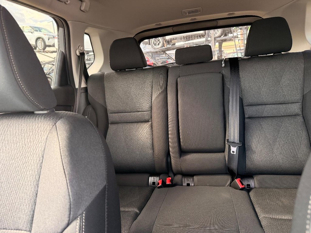 Nissan Rogue Vehicle Full-screen Gallery Image 03