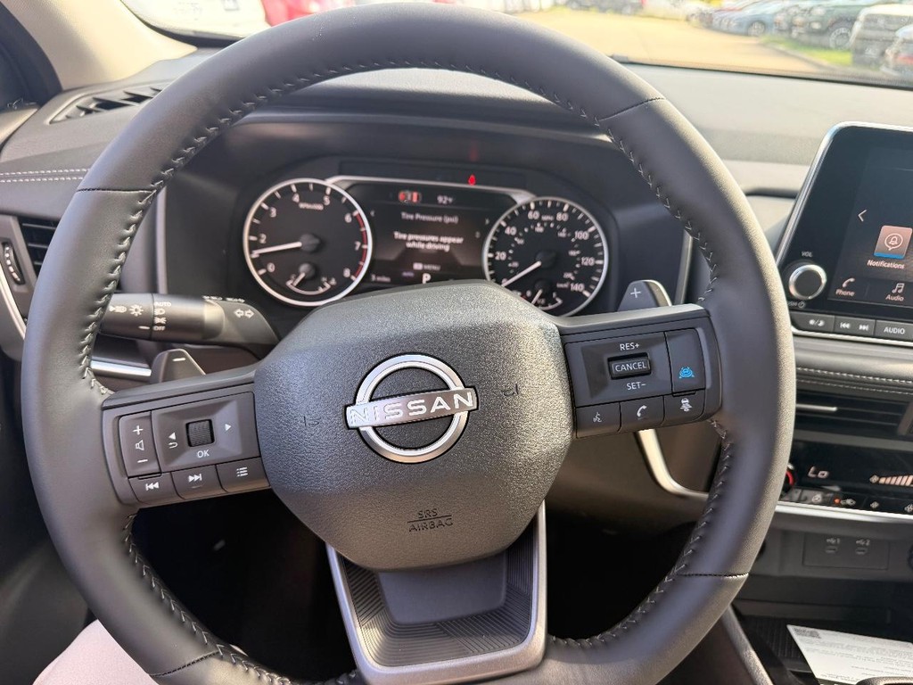 Nissan Rogue Vehicle Full-screen Gallery Image 09