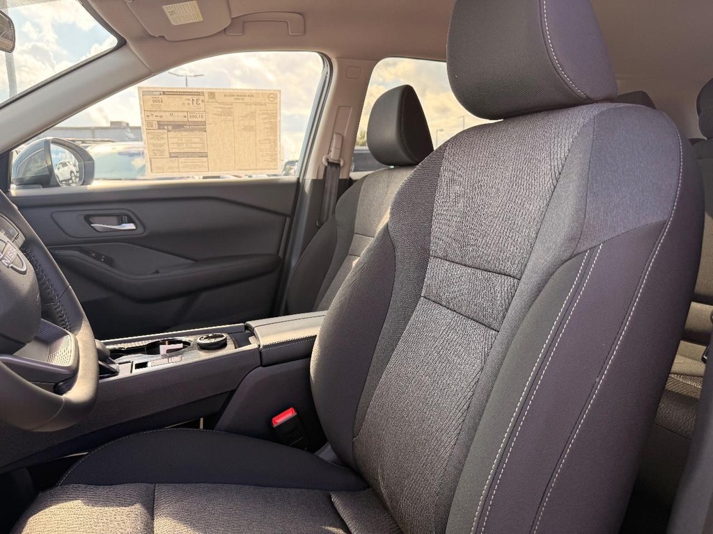 Nissan Rogue Vehicle Full-screen Gallery Image 10