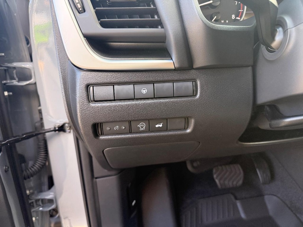 Nissan Rogue Vehicle Full-screen Gallery Image 11