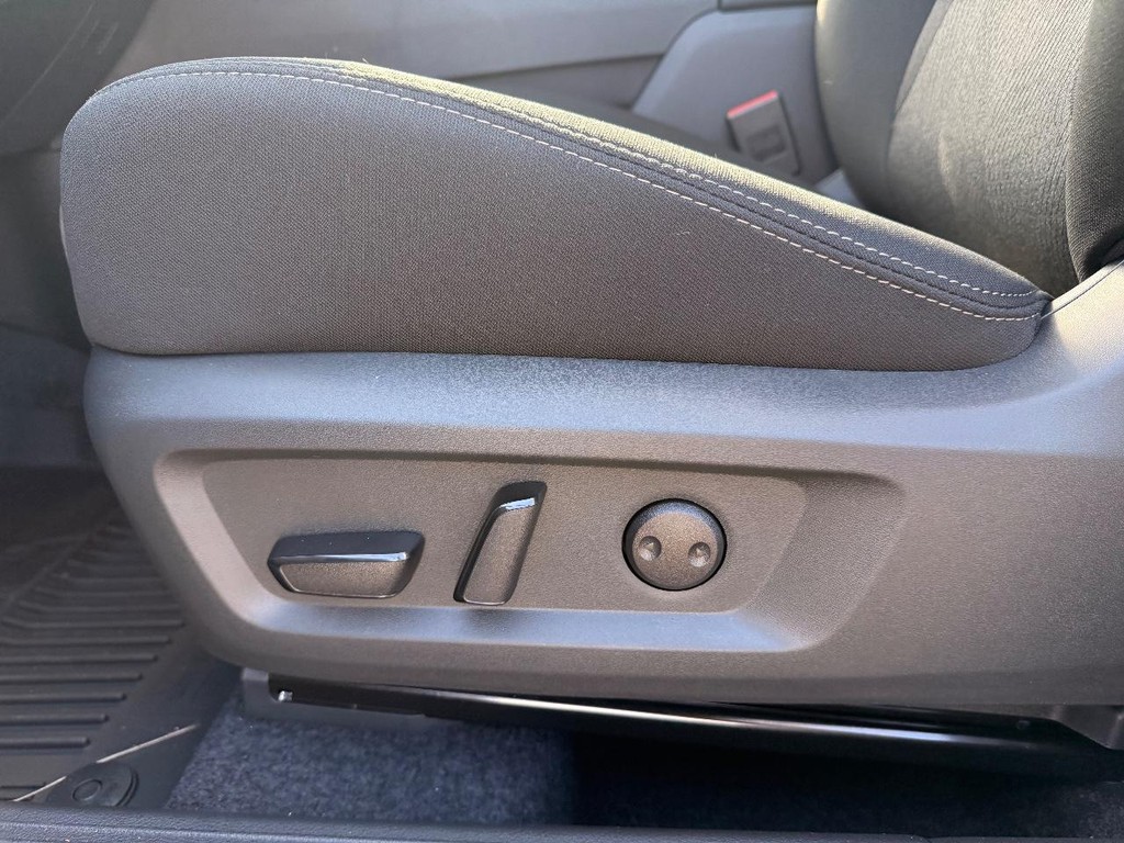 Nissan Rogue Vehicle Full-screen Gallery Image 12