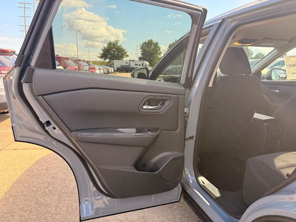 Nissan Rogue Vehicle Full-screen Gallery Image 14