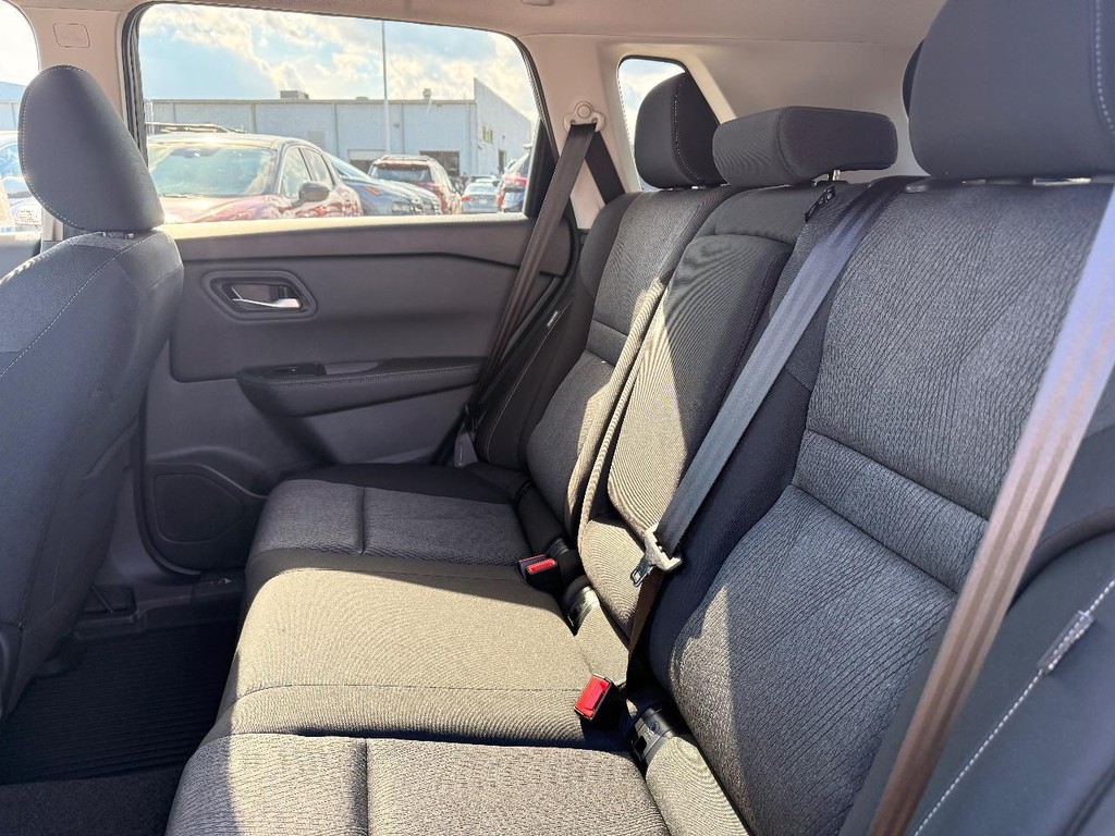 Nissan Rogue Vehicle Full-screen Gallery Image 15