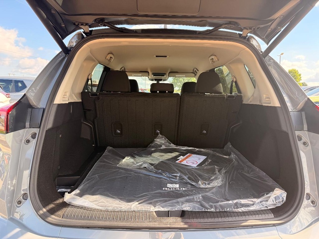 Nissan Rogue Vehicle Full-screen Gallery Image 17